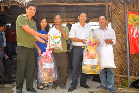 Những phần quà Tết được trao Đoàn công tác từ thiện xã hội trao tận tay người nghèo.