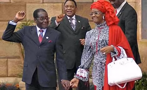 Grace bên cạnh người chồng Tổng thống 90 tuổi Mugabe.