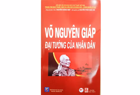 Bìa cuốn sách “Võ Nguyên Giáp – Đại tướng của nhân dân”.