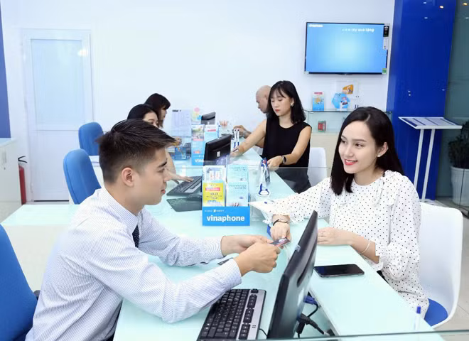 Hơn 1.000 điểm giao dịch VinaPhone tại 63 tỉnh thành phố đã sẵn sàng phục vụ các thuê bao có nhu cầu chuyển mạng giữ số sang VinaPhone. Hơn 1.000 điểm giao dịch VinaPhone tại 63 tỉnh thành phố đã sẵn sàng phục vụ các thuê bao có nhu cầu chuyển mạng giữ số sang VinaPhone.