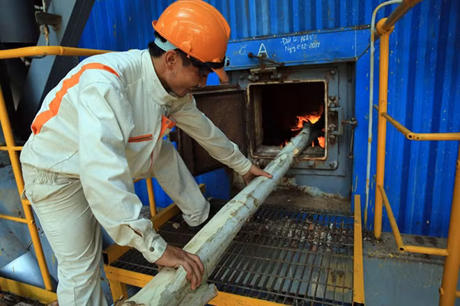 Sấy lò bằng củi trước khi chạy bằng dầu và than