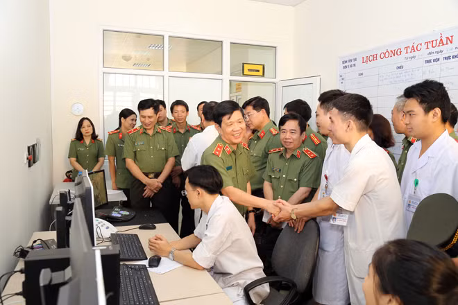 Thứ trưởng Nguyễn Văn Sơn động viên đội ngũ y bác sỹ của Trung tâm xạ trị.