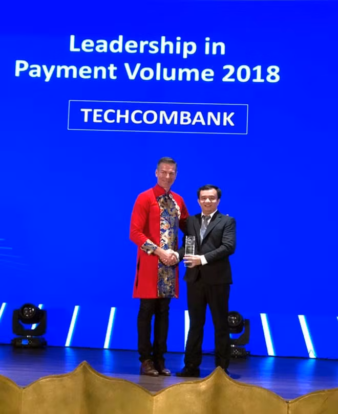 Ông Stephen Karpin - Tổng giám đốc khu vực Đông Nam Á và Nam Á của Visa trao tặng giải thưởng Ngân hàng phát hành và Thanh toán có thành tích hoạt động xuất sắc năm 2018.