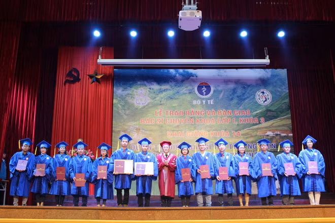 GS. Tạ Thành Văn –Hiệu trưởng Trường ĐHYHN trao Bằng chuyên khoa 1 cho 14 bác sĩ trẻ