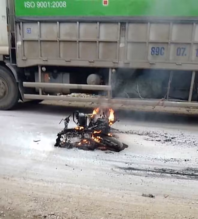 Hiện trường vụ đốt xe.