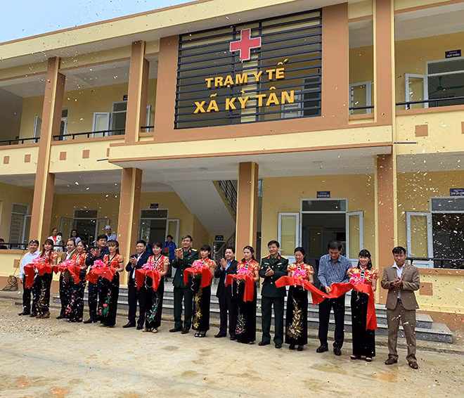 Cắt băng khánh thành Trạm Y tế xã Kỳ Tân, huyện Bá Thước, tỉnh Thanh Hóa Cắt băng khánh thành Trạm Y tế xã Kỳ Tân, huyện Bá Thước, tỉnh Thanh Hóa