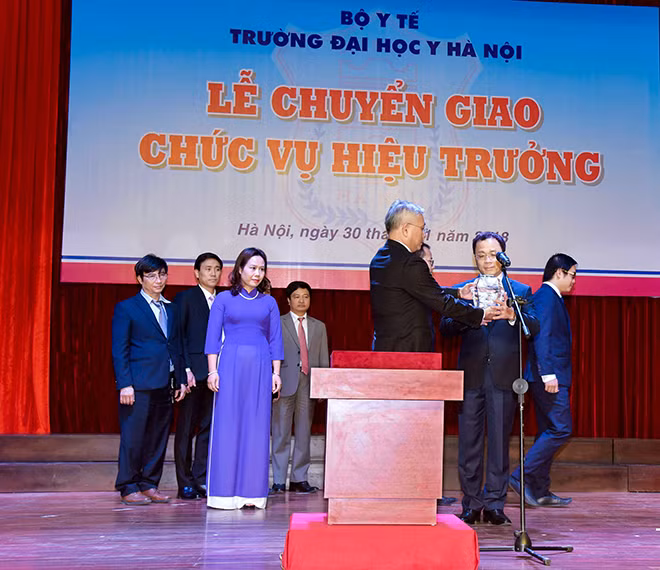 GS. Tạ Thành Văn đón nhận quyền trượng và tuyên thệ nhận nhiệm vụ Hiệu trưởng Trường Đại học Y Hà Nội thứ 15 GS. Tạ Thành Văn đón nhận quyền trượng và tuyên thệ nhận nhiệm vụ Hiệu trưởng Trường Đại học Y Hà Nội thứ 15