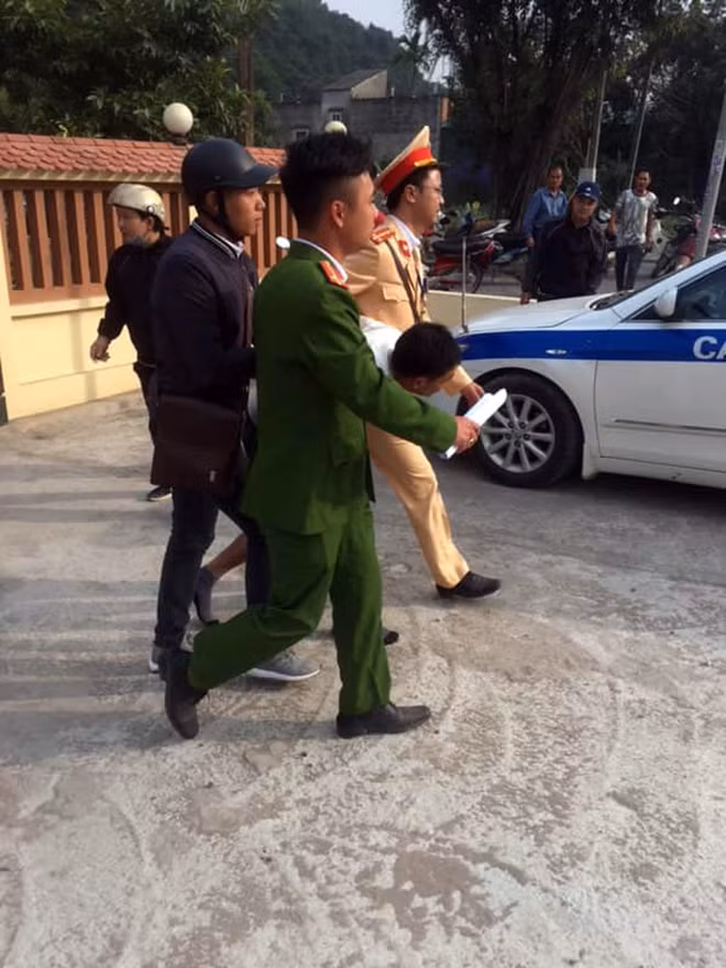 CSGT Đội 12, Phòng CSGT Công an Hà Nội khống chế tên cướp dùng dao cướp trang sức.