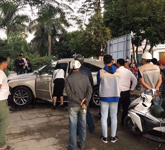 Chiếc xe Lexus gây tai nạn tại vòng xuyến Cầu Rào 2.