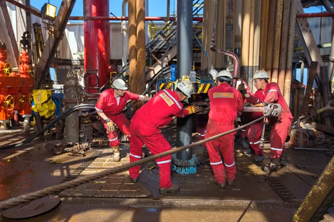 Người lao động PVDrilling làm việc trên giàn khoan.