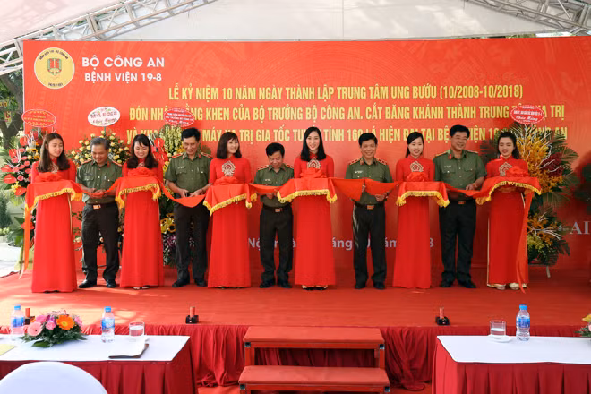 Thứ trưởng Nguyễn Văn Sơn cùng các đại biểu cắt băng khánh thành Trung tâm xạ trị Bệnh viện 198.