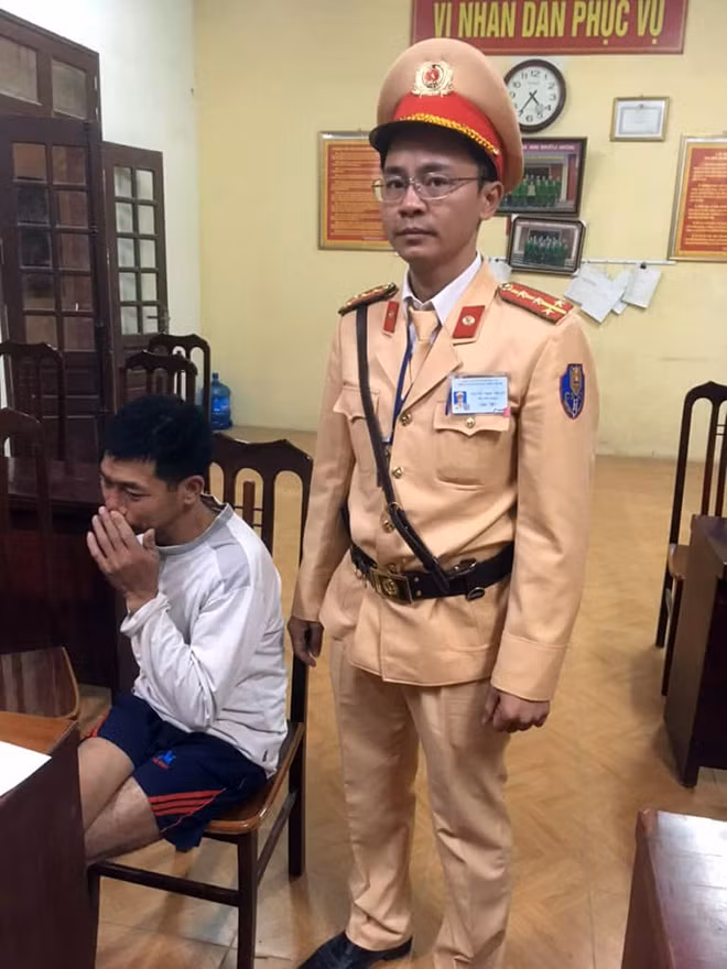 CSGT bàn giao đối tượng Kiều Văn Bản cho Công an Đồn Miếu Môn, huyện Chương Mỹ, Hà Nội.