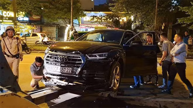 Chiếc Audi Q5 mang BKS 30F-057.22 gây TNGT liên hoàn trên đường Nguyễn Khánh Toàn.