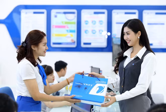 Mỗi thẻ nạp từ 50.000đ, thuê bao trả trước của VinaPhone sẽ có cơ hội trúng xe máy SH 125i trị giá 76 triệu đồng cùng hàng triệu giải thưởng hấp dẫn khác với tổng trị giá lên đến gần 8,5 tỷ đồng.