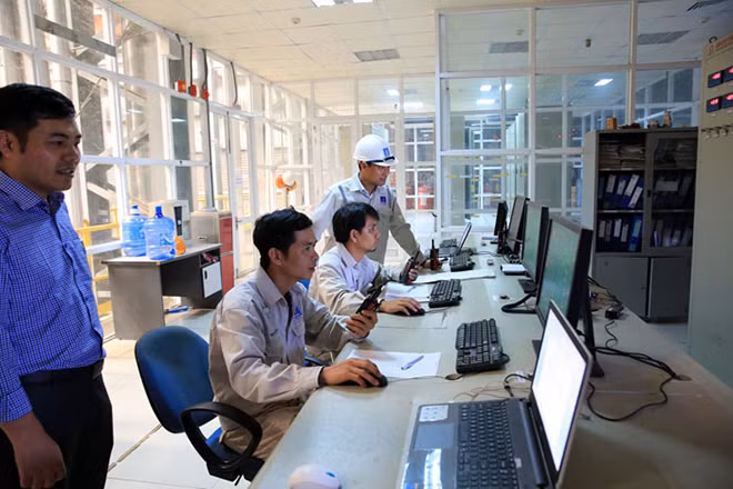 Lãnh đạo BSR-BF kiểm tra thông số lò hơi