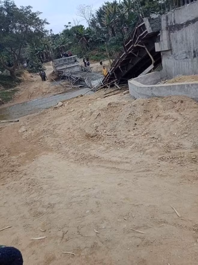 Hiện trường vụ cầu sập.