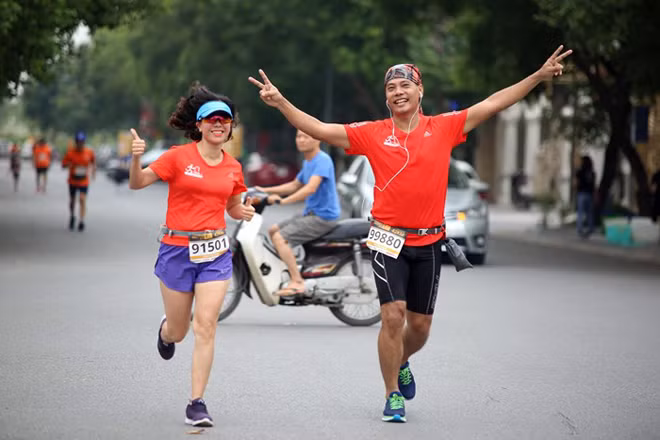 Ngày càng có nhiều các nhà báo tham gia các giải chạy marathon.