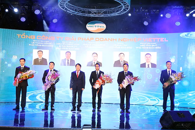 Thiếu tướng Lê Đăng Dũng, phụ trách Chủ tịch, Tổng giám đốc Tập đoàn Công nghiệp - Viễn thông Quân đội tặng hoa chúc mừng Ban Giám đốc Tổng Công ty Giải pháp Doanh nghiệp Viettel.