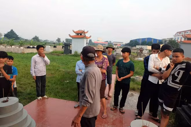 Người dân cả thôn Lưu (thị trấn Yên Mỹ, huyện Yên Mỹ, Hưng Yên) vô cùng bức xúc, phẫn nộ tập trung đông đúc khu vực nghĩa trang của thôn vì phát hiện cả trăm bát hương bị kẻ gian đập phá ban đêm.