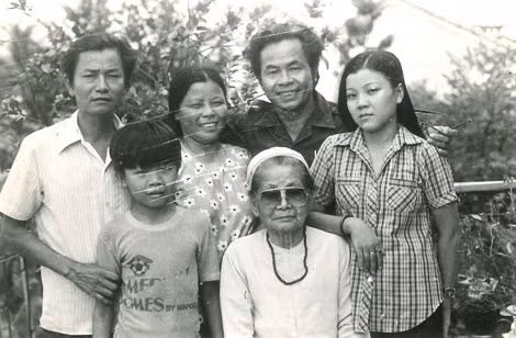 Gặp lại mẹ (tác giả mặc quân phục đứng phía sau mẹ) cùng các em và các cháu. Gặp lại mẹ (tác giả mặc quân phục đứng phía sau mẹ) cùng các em và các cháu.