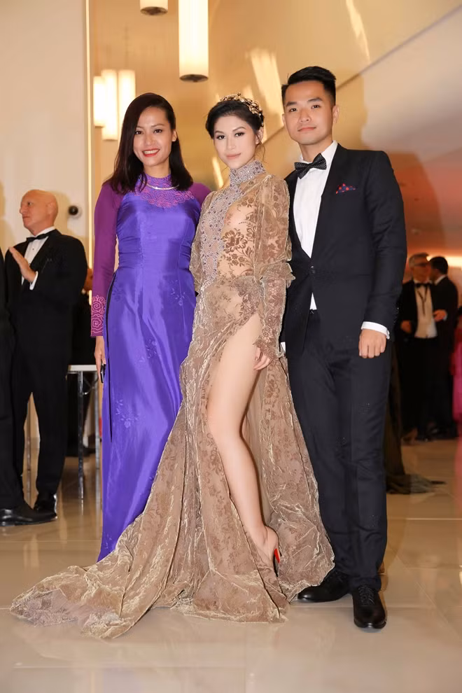 Một số hình ảnh mới nhất của đoàn làm phim "Đảo của dân ngụ cư" được ghi lại tại LHP Cannes.