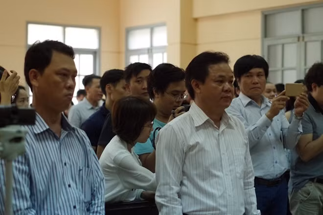 Ông Quý Bình (trái) và ông Âu Ngọc Khánh (phải) tại Phiên tòa sáng ngày 11-7.