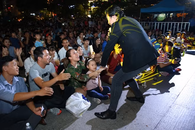 Nghệ sỹ Thanh Bùi giao lưu cùng khán giả.