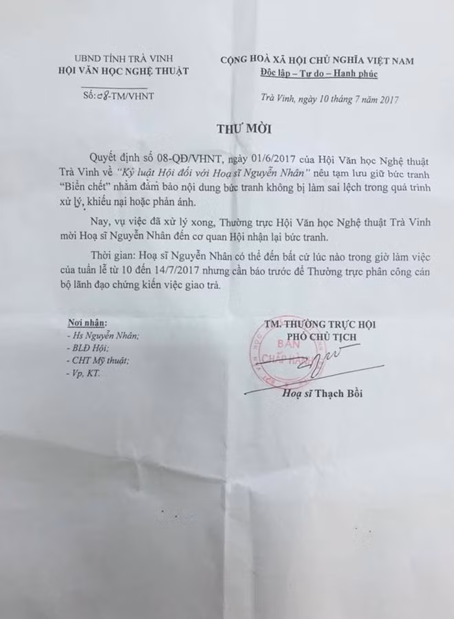 Hội Văn học nghệ thuật Trà Vinh mời họa sỹ Nguyễn Nhân lên nhận lại bức tranh.