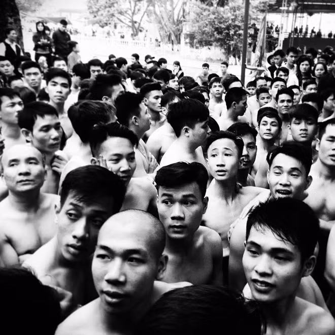Thanh niên cùng họ chờ rước ông Quan Đám ở hội làng Đồng Kỵ, Bắc Ninh, 2017.