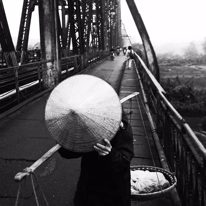 Chị bán hàng rong trên cầu Long Biên, Hà Nội, 2013.