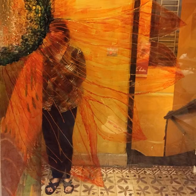 Cô nhân viên đợi phục vụ khách tại một nhà hàng khu trung tâm, Hà Nội, 2015.