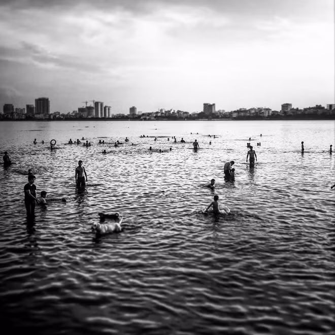 Người Hà Nội vào hè dưới Hồ Tây, 2014.