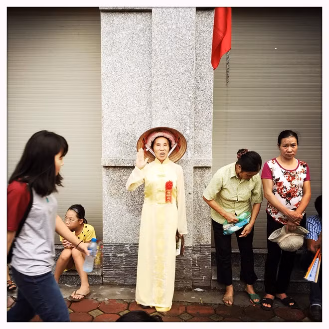 Hát quốc ca trong lúc chờ xem diễu binh trên phố Nguyễn Thái Học, Hà Nội, 2015
