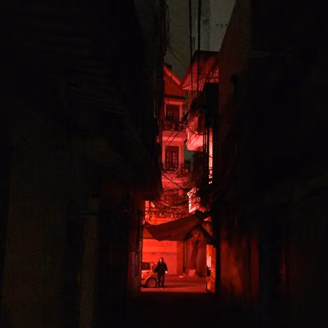 Tài xế taxi đợi khách đầu ngõ nhỏ trên phố Thụy Khuê, Hà Nội, 2015.