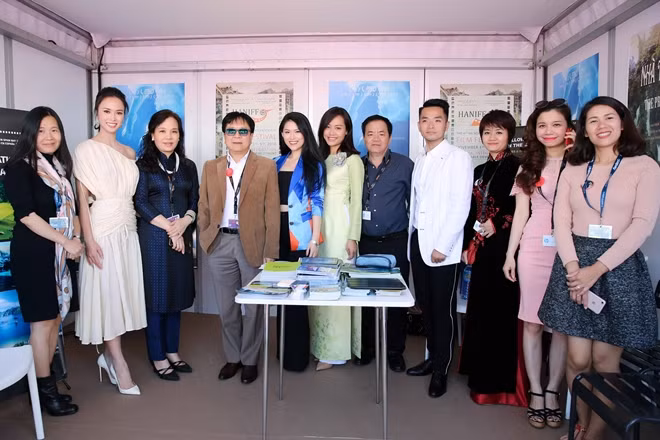Một số hình ảnh tại Gian Việt Nam trong ngày khai trương.