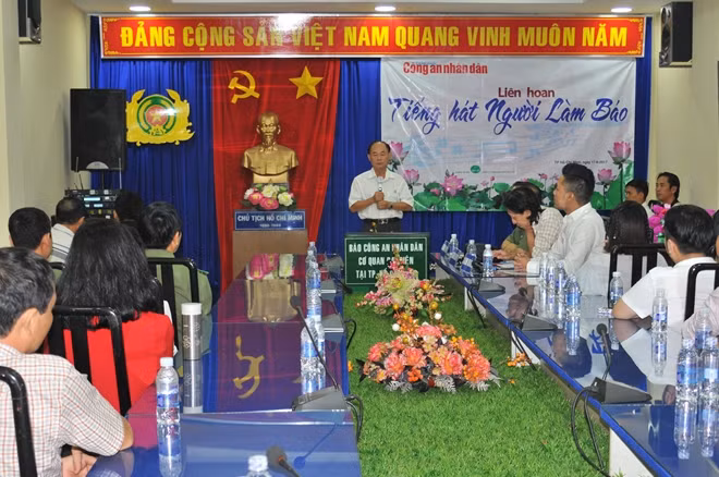 Đại tá Trần Kim Thẩm, Phó Tổng biên tập Báo CAND phát biểu khai mạc.