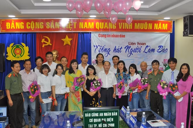 Trao giải và chụp ảnh lưu niệm với những thí sinh tham dự Liên hoan.