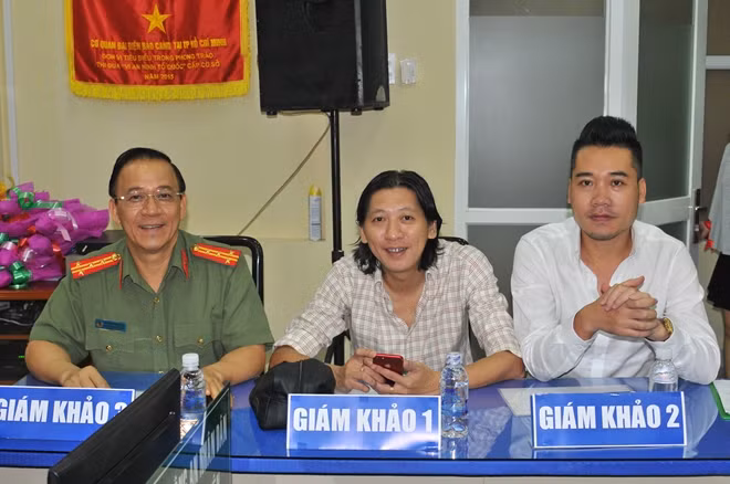 Thành phần Ban Giám khảo từ trái qua: Đại tá Nguyễn Thanh Hải, Nhạc sỹ Hà Quang Minh, Ca sỹ Tuấn Hiệp.
