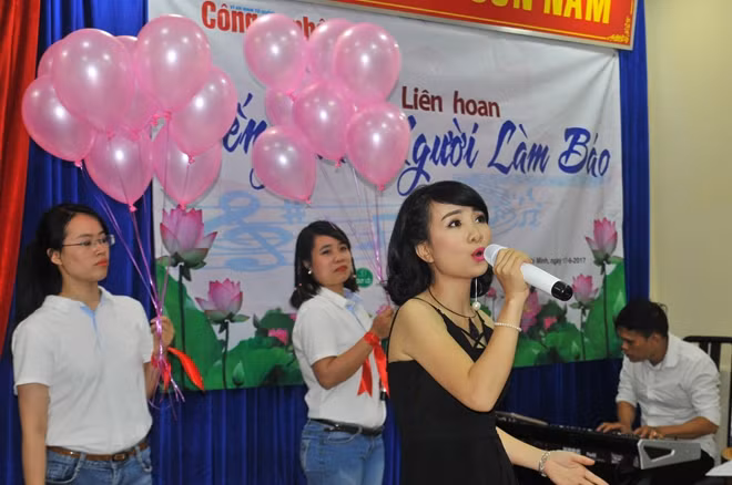 Liên hoan Tiếng hát người làm báo 2017 sôi động với các tiết mục của cán bộ, phóng viên, nhân viên Báo CAND.