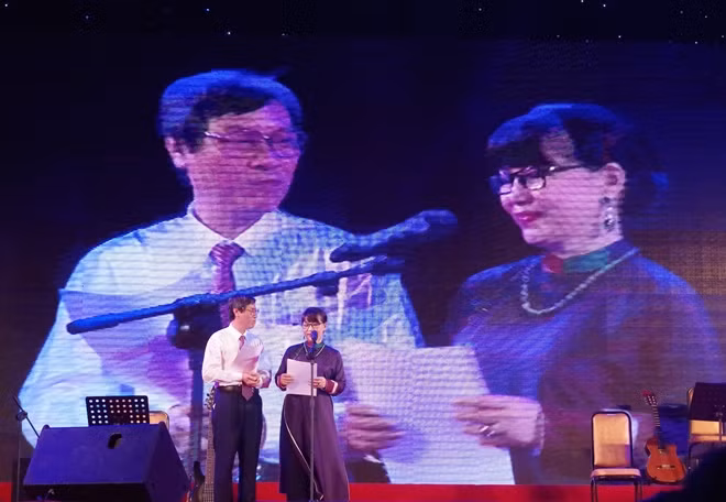 GS. TS Cao Ngọc Thành và ca sỹ Trịnh Vĩnh Trinh phát biểu, khai mạc đêm nhạc "Nối vòng tay lớn" tại Huế.