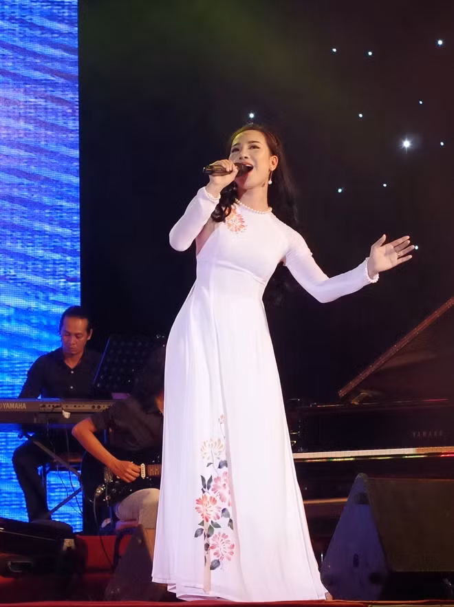 Ca sỹ Tịnh Uyên.