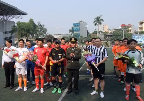 Thiếu tướng Hoàng Duy Hoà tặng hoa cho đại diện các đội.