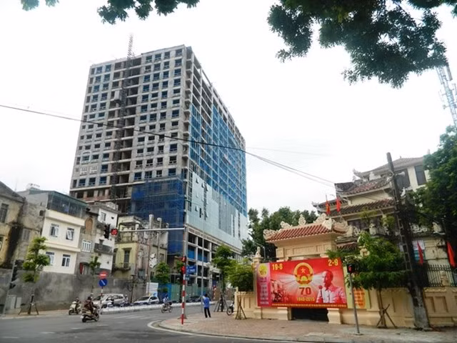 Quận Ba Đình vừa thay thế nhà thầu tháo dỡ phần vi phạm tại tòa nhà 8B Lê Trực