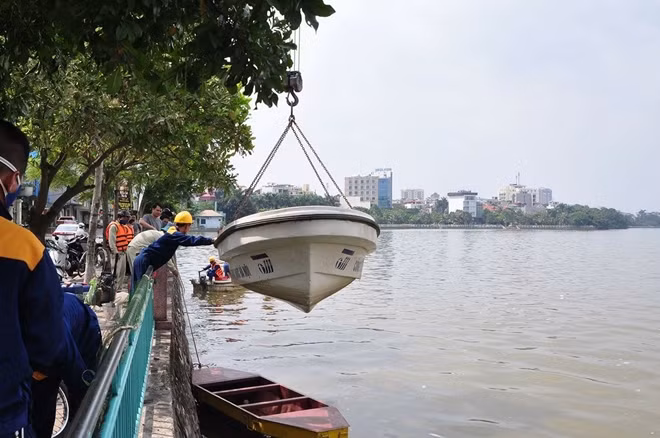 Gần 300 công nhân đang khẩn trương vớt xác cá, làm sạch hồ
