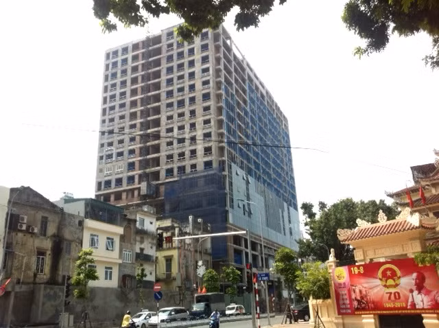 Tháng 10 sẽ hoàn thành cắt ngọn tầng 19 tòa nhà 8B Lê Trực