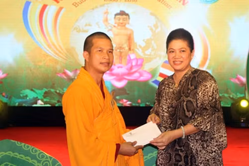 Bà Đỗ Thị Kim Liên, Lãnh sự danh dự Nam Phi tại Tp. Hồ Chí Minh trao 50 triệu đồng ủng hộ Trung tâm Cô nhi viện Suối Nguồn Tình Thương