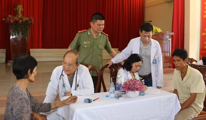 Bác sĩ CKI Trần Phụng So, Chủ tịch HĐQT BV Đức Khang; Bác sĩ CKII Tôn Thất Quỳnh Ái, nguyên Trưởng khoa Cấp cứu BV Chợ Rẫy và bác sĩ CKII Trịnh Thanh Mai khám bệnh cho người dân.