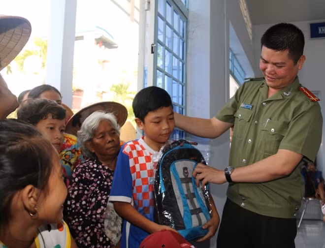 Những phần quà ý nghĩa được trao tận tay người nghèo, học sinh nghèo hiếu học.