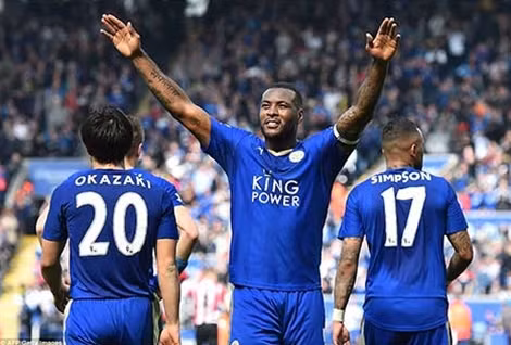 Morgan (giương tay) cùng các cầu thủ Leicester đã có một mùa giải thành công bất ngờ.