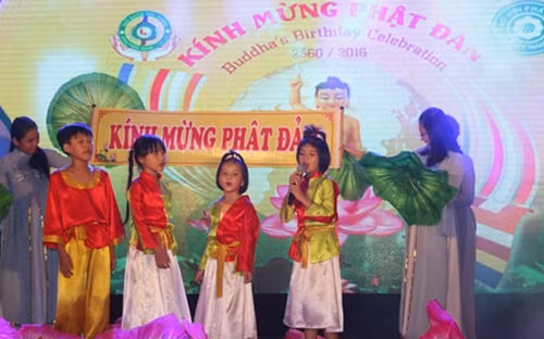 Màn biểu diễn nghệ thuật của các em bé chào mừng Lễ Phật đản